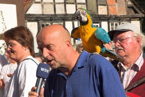 Der WDR Reporter Olaf Lübcke mit dem Ara Kiki